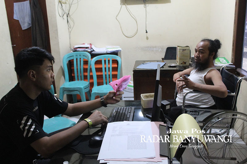 DITAHAN: Agus Purwanto (kanan) menjalani pemeriksaan di ruang Unit Reskrim Polsek Gambiran, Banyuwangi, Kamis (21/12).
