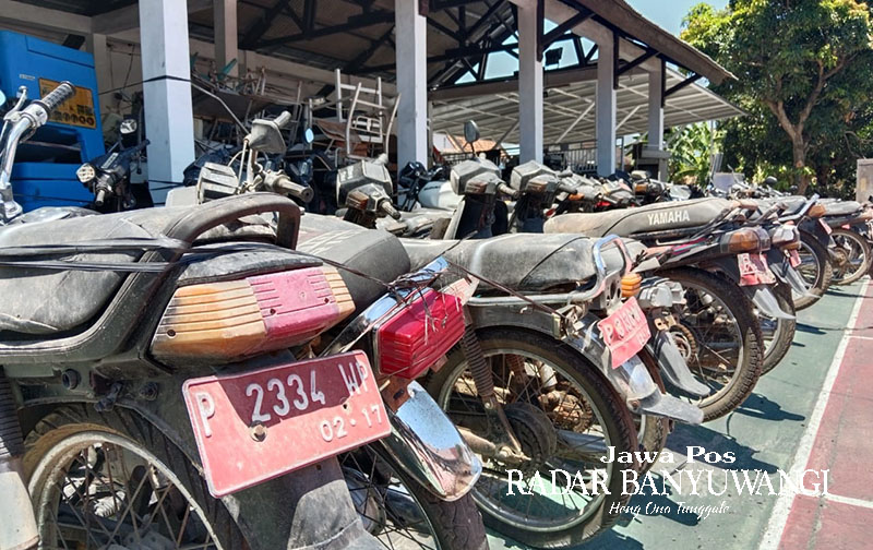 PAKET: Sejumlah motor dinas menjadi paket lelang aset daerah di kantor BPKAD.