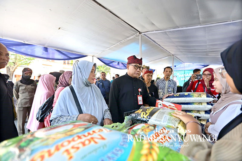 LEBIH MURAH: Sekkab Banyuwangi, Mujiono, meninjau operasi pasar di kawasan Taman Blambangan, Kamis (21/12).