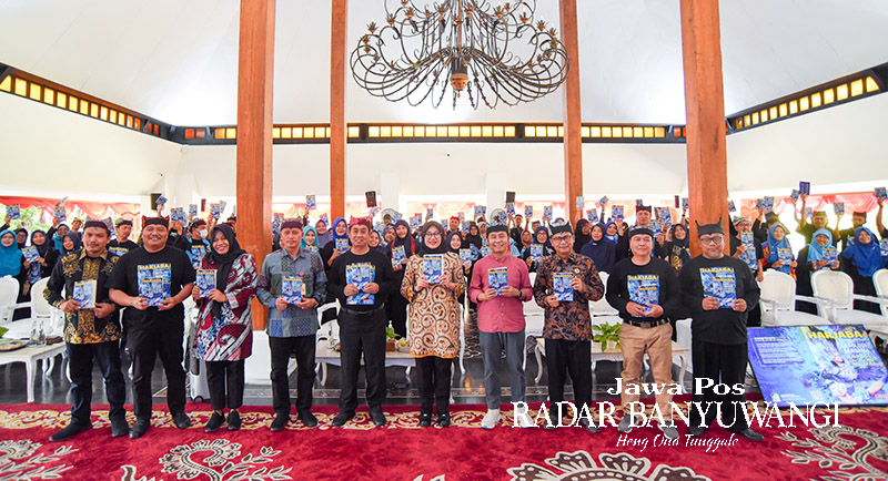 SASTRA: Bupati Ipuk Fiestiandani, pimpinan SKPD, DKB, dan berbagai stakeholder dalam peluncuran buku antologi puisi "Ketika Kau Dia dan Aku Menjadi Kita" di Pendapa Banyuwangi, Jumat (22/12).