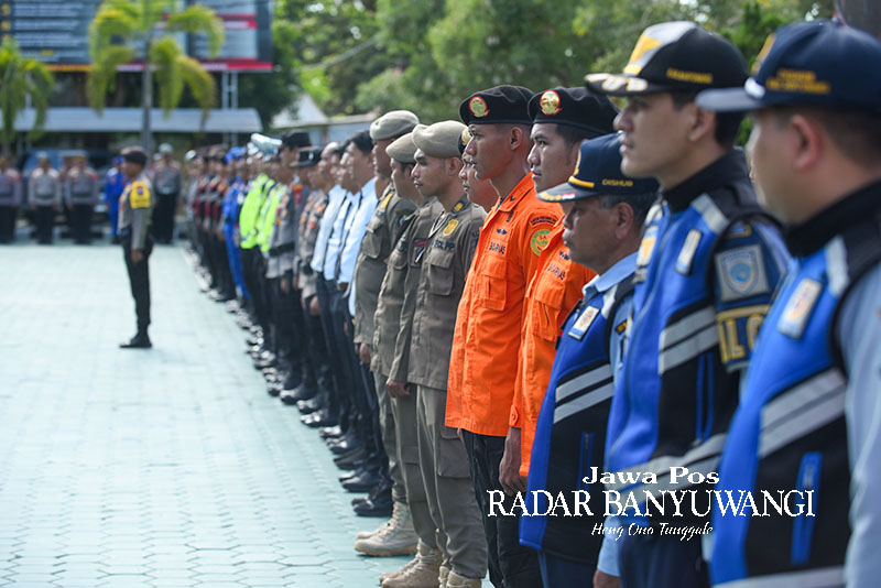 OPERASI LILIN SEMERU: Personel gabungan mengikuti apel gelar pasukan di Polresta Banyuwangi, kemarin (21/12). Mereka mulai bertugas mengamankan Nataru selama 12 hari ke depan.