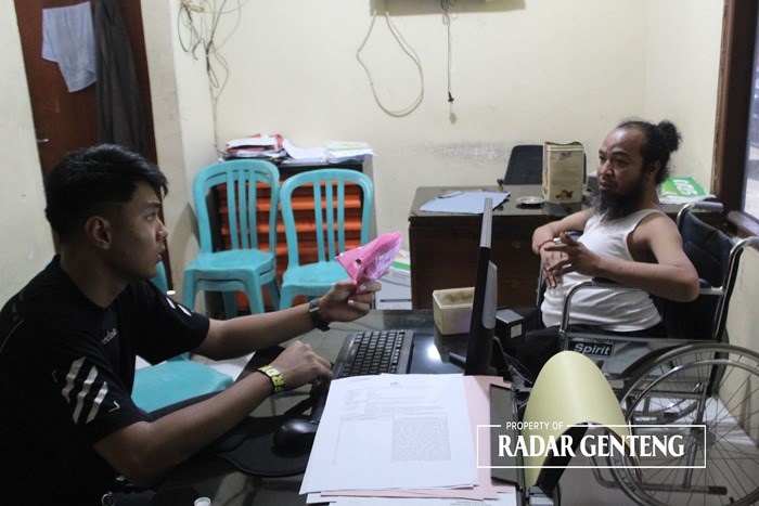 DITAHAN: Agus Purwanto (kanan) yang diduga telah mencabuli anak di bawah umur menjalani pemeriksaan di ruang Unit Reskrim Polsek Gambiran Kamis (21/12).