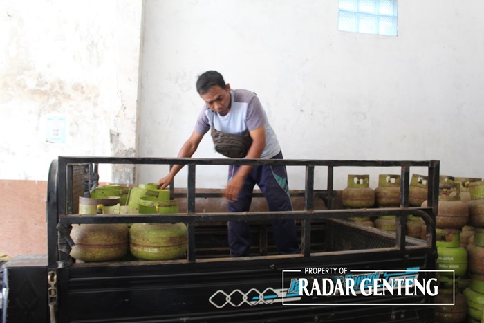 DISTRIBUSI: Tabung gas elpiji tiga kilogram akan dikirim dari pangkalan di Dusun Jatisari, Desa Wringinagung, Kecamatan Gambiran ke sejumlah agen, Rabu (21/12).