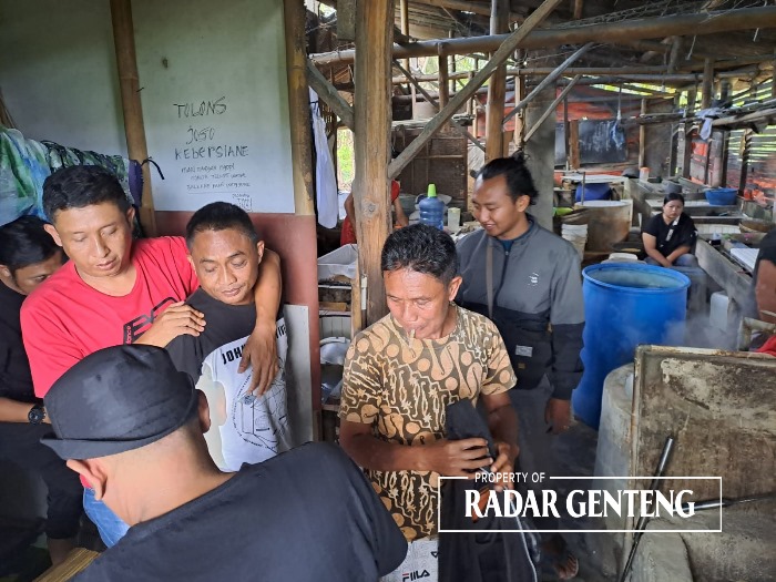 DITANGKAP: Anggota Polsek Songgon dibantu Resmob Polresta Banyuwangi menangkap Didit Hariyanto (tiga dari kiri) di dekat pabrik tahu Dusun Dadapan, Desa Karangsari, Kecamatan Sempu pada Rabu (20/12).