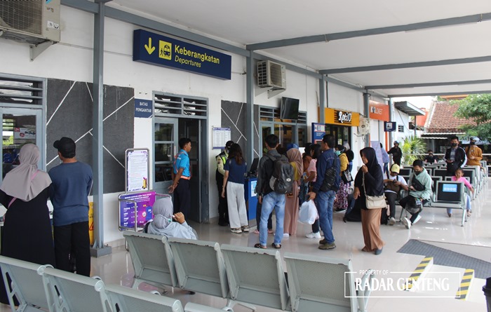 MULAI NAIK: Petugas KAI mencekek tiket para penumpang kareta yang akan berangkat dari Stasiun Kalisetail, Desa/Kecamatan Sempu, Kamis (21/12)