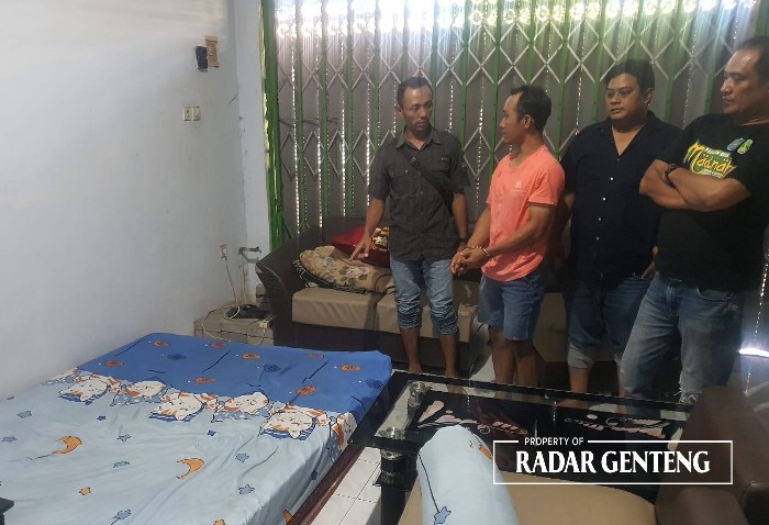 TKP: Anggota Unit Reskrim Polsek Genteng saat melakukan olah TKP di rumah tersangka KA (dua dari kiri) di Dusun Krajan, Desa Setail Kecamatan Genteng, Kamis (21/12).