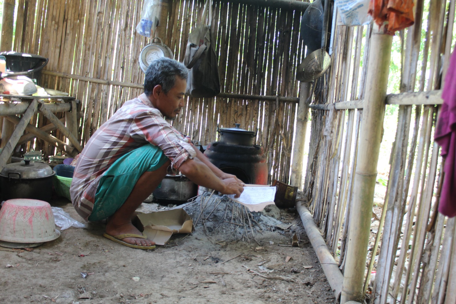 KURANG SEHAT: Syamsul Ma&rsquo;arif akan memasak di dapur rumahnya dengan menggunakan tungku, Jumat (22/12).