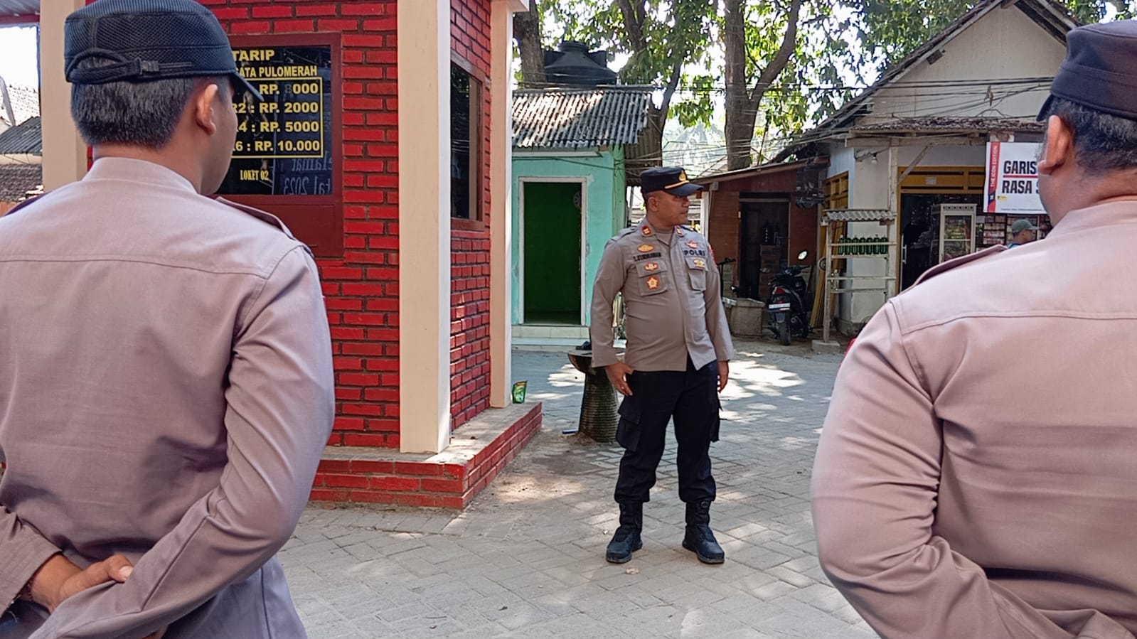 JAGA: Kapolsek Pesanggaran Iptu Lita Kurniawan memimpin upacara siaga daerah pesisir di Pantai Pulau Merah, Dusun Pancer, Desa Sumberagung, kecamatan Pesanggaran Jumat (22/12).