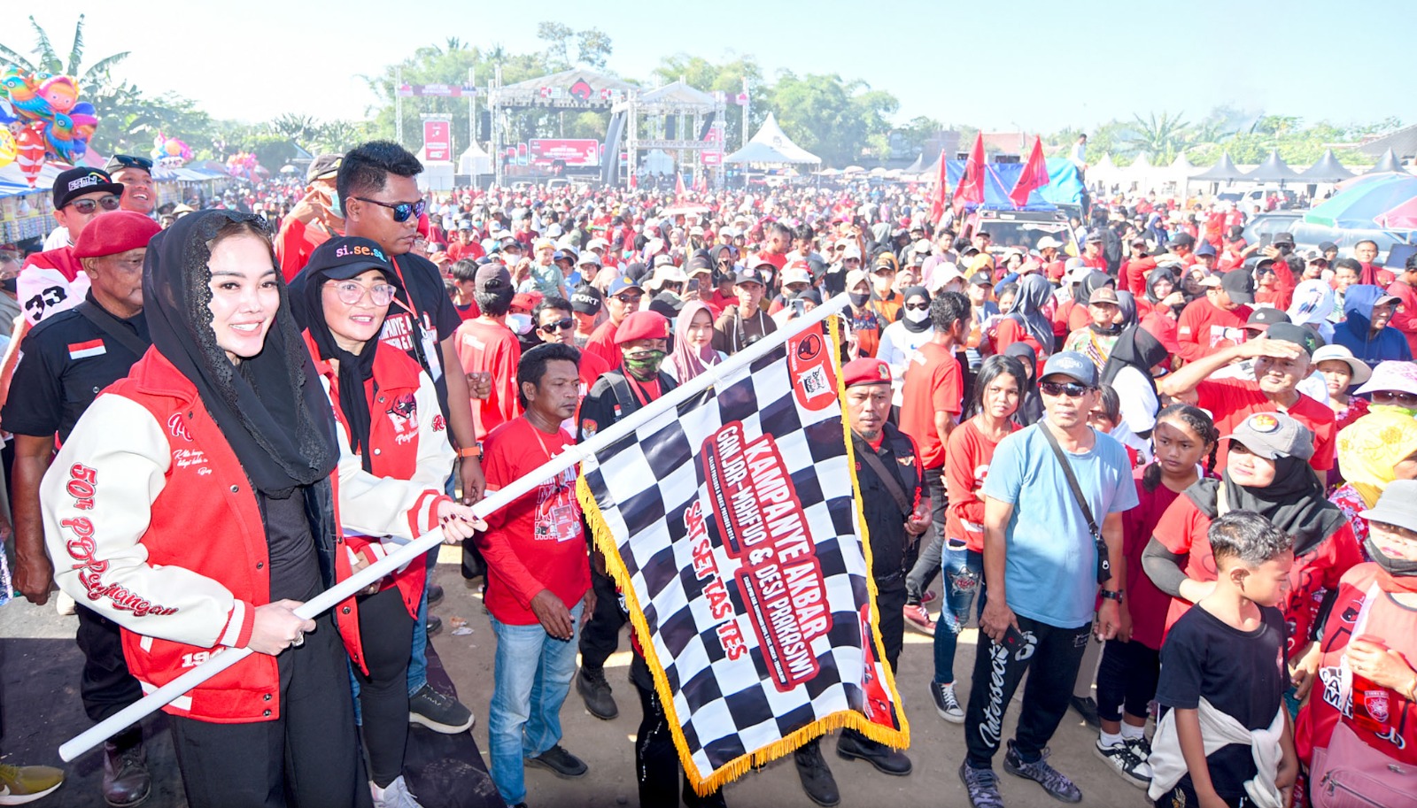 BERJUBEL: Caleg DPRD Banyuwangi nomor urut 3 dari PDI Perjuangan Desi Prakasiwi memberangkatkan peserta jalan sehat di lapangan Desa Sumbersewu, Kecamatan Muncar, Minggu (24/12).