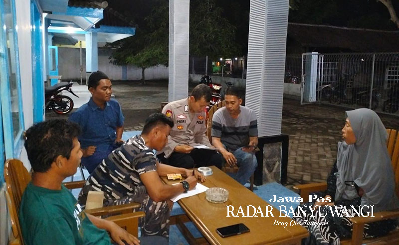 LAPOR PETUGAS: Misja, 48, warga Kampung Samaudin, Desa/Kecamatan Jangkar, melapor kehilangan suami, ke Kantor Pelabuhan Jangkar, Kamis malam (21/12).