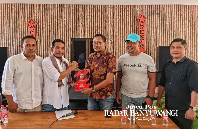 BERSELISIH GARA-GARA DUIT: Yunus Wahyudi ketika mendapatkan mandat sebagai General Manager Persewangi dari Jose Rudy di Wisma Atlet Gelora tanggal 31 Oktober 2023 lalu.