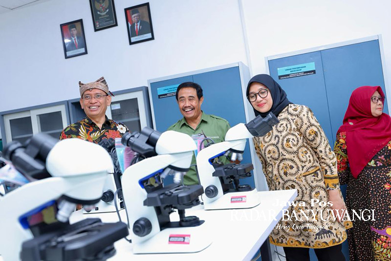 PERSIAPAN AKHIR: Bupati Ipuk bersama Rektor Unair Prof. Nasih (pakai udeng) mengecek peralatan untuk menunjang pembukaan prodi kedokteran kesiapan FIKKIA Unair Banyuwangi.