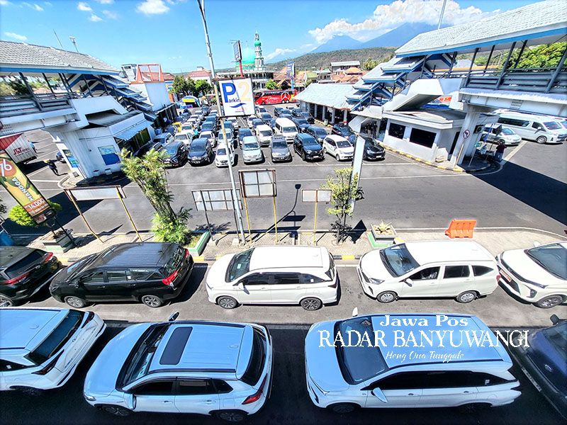 ANTRE BERJAM-JAM: Gara-gara menunggu bongkar-muat kapal yang terlalu lama, kendaraan roda empat menumpuk di parkiran ASDP Ketapang, Banyuwangi, Minggu (24/12).