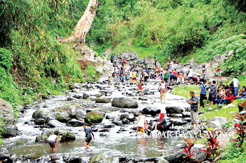 ADEM: Warga mengunjungi aliran sungai Kalibendo yang jernih di Desa Kampunganyar, Kecamatan Glagah, Banyuwangi.