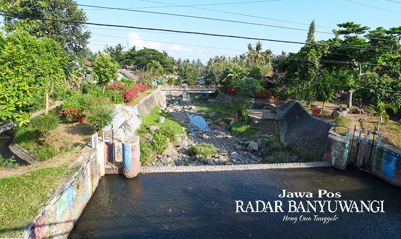 SESUAI NAMA: Dam tugu yang berada pada aliran sungai Kalipuro di Kelurahan Kalipuro, Kecamatan Kalipuro, Banyuwangi.