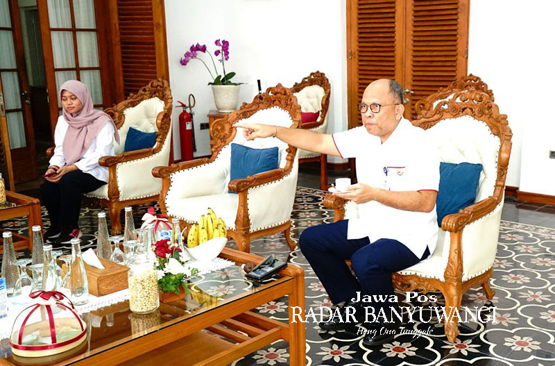 CEK LAPANGAN: Inspektur 4 Inspektorat Jenderal Kementerian Perhubungan RI, Sahattua P. Simatupang berkunjung ke Pendapa Sabha Swagata Blambangan, Kamis lalu (21/12).