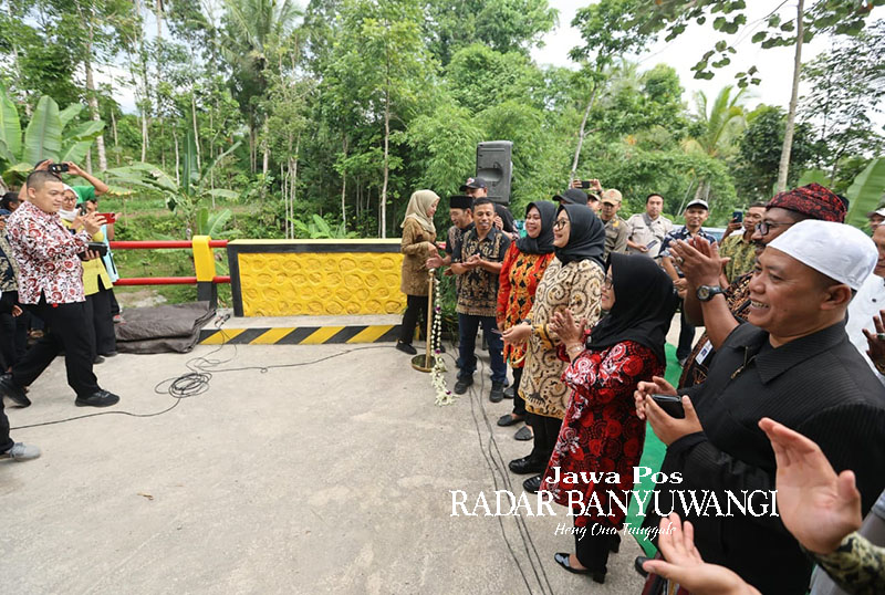 HASIL PEMBANGUNAN: Bupati Ipuk meresmikan jembatan di Dusun Krajan, Desa Kajarharjo, Kecamatan Kalibaru, pada Jumat sore (22/12).