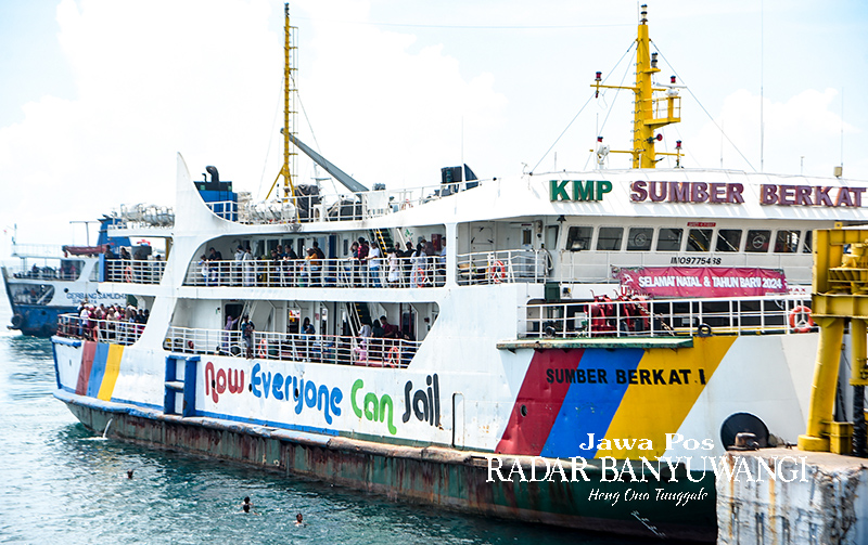 FULL PENUMPANG: KMP Sumber Berkat mengangkut penumpang dari Gilimanuk, Bali, menuju Ketapang, Banyuwangi, Senin (25/12).