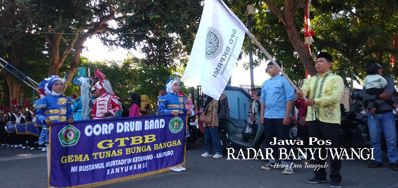 UNJUK KEBOLEHAN: Drum band dan pawai anak saleh saat pembukaan FASI XII, start dari SMAN 1 Glagah, Sabtu (23/12).