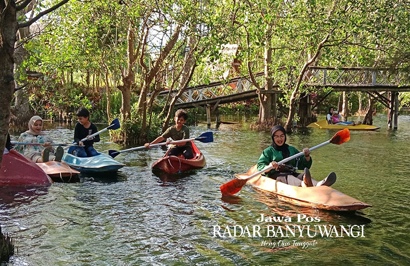 LIBURAN: Para pengunjung menikmati wahana kano di kawasan Pantai Cacalan, Kalipuro, Banyuwangi, Senin (25/12).