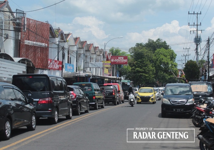 PADAT: Arus lalin di Kota Genteng dipenuhi kendaraan roda empat Senin (25/12).