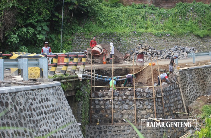 HAMPIR RAMPUNG: Pekerja sedang menggarap perbaikan sayap plengsengan Jembatan Jagalan yang ambrol di Kampung Madiunan, Dusun Sepanjang Wetan, Desa Sepanjang, Kecamatan Glenmore Senin (25/12).