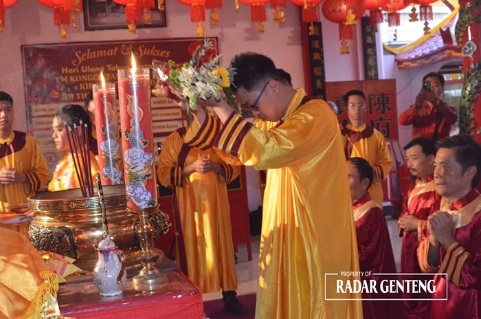 UPACARA: Sembayang sujud bhakti dalam HUT ke-108 bertahtanya YM Kongco Tan Hu Cin Jin di TITD Tik Liong Tian Rogojampi pada Minggu (21/12).