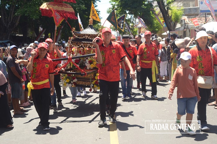 MUNGUSUNG TANDU; Kirab ritual budaya yang diikuti 29 TITD dan Vihara dalam HUT ke-108 bertahtanya YM Kongco Tan Hu Cin Jin di TITD Tik Liong Tian Rogojampi pada Minggu (24/12).
