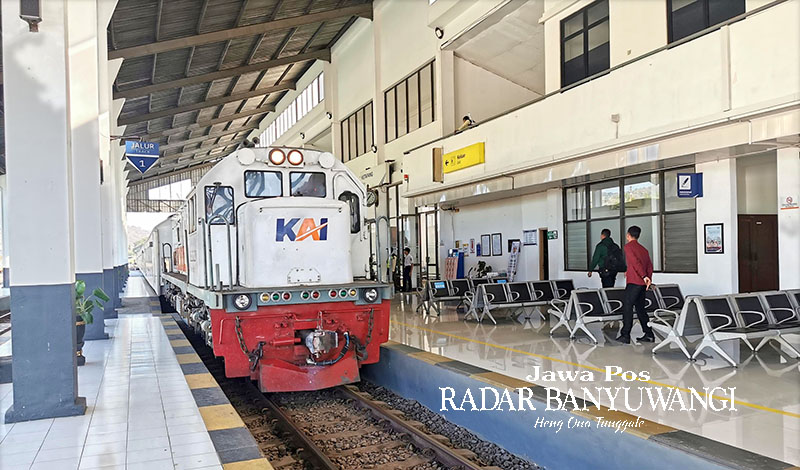 LAYANI NATARU: KA tambahan relasi Stasiun Ketapang&ndash;Jember PP siap berangkat dari Stasiun Ketapang, Banyuwangi.