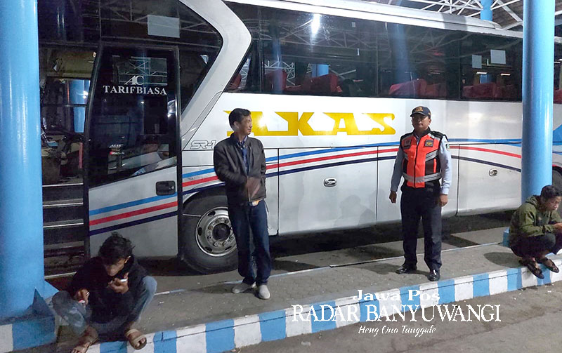 EVALUASI: Petugas Dishub Banyuwangi memeriksa armada bus di Terminal Brawijaya, Senin (25/12).