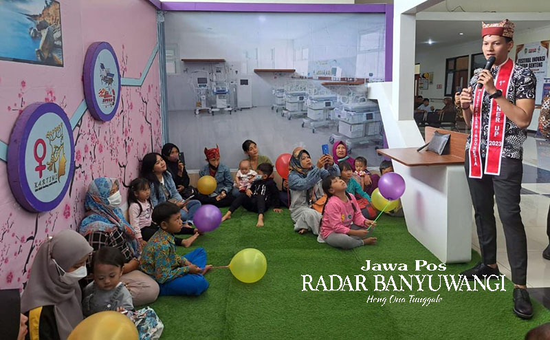 BERMAIN BERSAMA: Jempa Hadrian saat menemui pasien di ruang bermain RSUD Genteng, Banyuwangi.