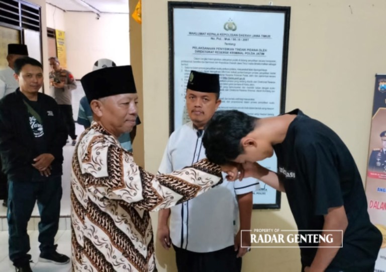 DIBINA DI PONDOK: Pelaku penistaan agama RF (kanan) salaman dengan pengurus NU Ranting Desa Wringinputih, Kecamatan Muncar pada Selasa (26/12).