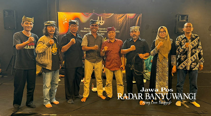 TERPILIH KALI KEDUA: Hasan Basri (baju merah) bersama para seniman Banyuwangi dalam Musda DKB yang berlangsung di Gedung Juang Banyuwangi, Rabu lalu (27/12).