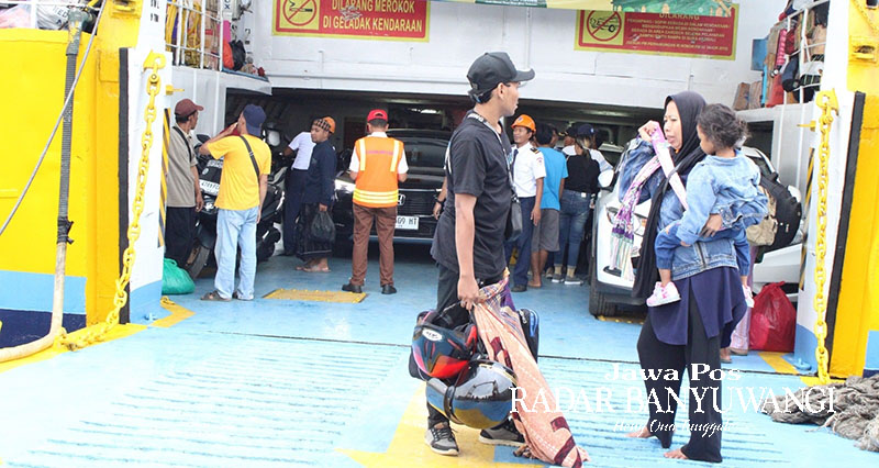 RUANG TERBUKA: Para penumpang kapal menempati kursi sekaligus menunggu kapal berangkat, di Pelabuhan Jangkar, Situbondo, beberapa waktu lalu.