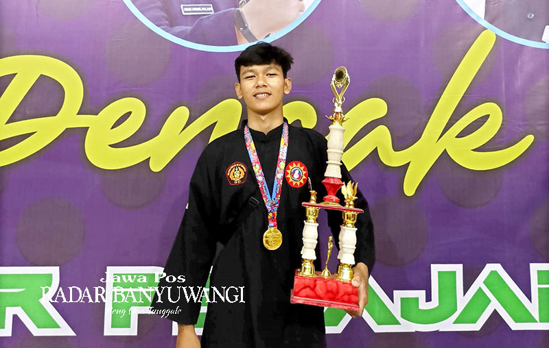 JUARA: Pokjar Kecamatan Muncar berhasil meraih medali emas dalam lomba pencak silat di aula Masjid Haji Muhammad Cheng Hoo, Kelurahan Sumberrejo, Banyuwangi, Rabu (27/12/23).
