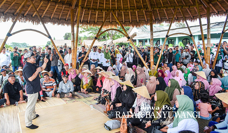 DENGAR KELUHAN: Cawapres Muhaimin Iskandar berdialog dengan ratusan petani di Rumah Makan Daipoeng Bebek Tengah Sawah (BTS) di Desa Mangir, Kecamatan Rogojampi.