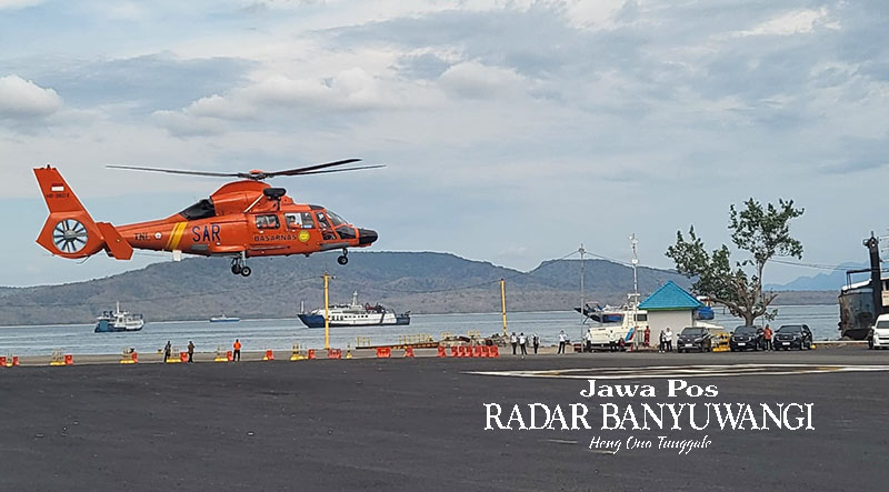 PANTAU SELAT BALI: Helikopter milik Basarnas terbang rendah di kawasan ASDP Ketapang, Banyuwangi, Kamis (28/12).