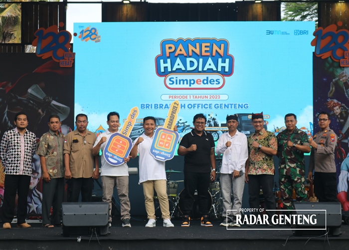 MEGAH: Pinca BRI KC Genteng Adityo Budiatno bersama Forpimka Gambiran,Kepala BRI Unit Temuguruh, dan Karangharjo yang memegang duplikat kunci mobil pemenang Grand Prize  pengundian PHS periode I 2023.