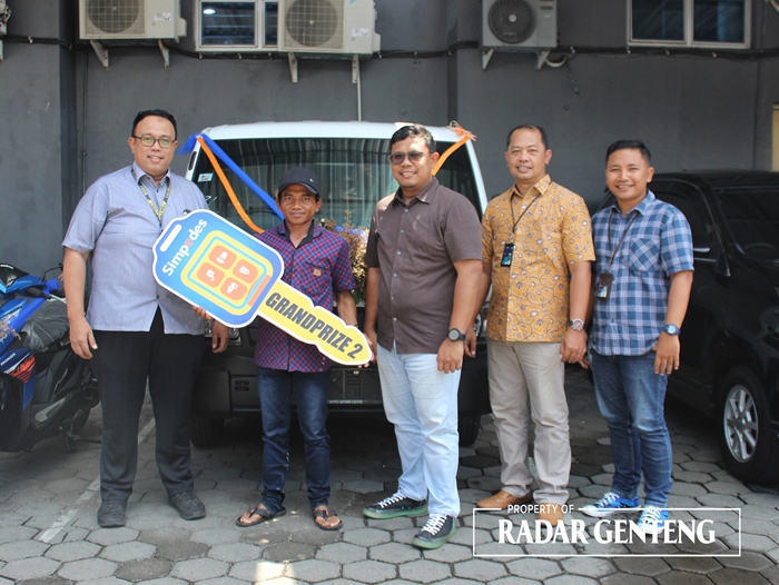 BERUNTUNG: Pinca BRI KC Genteng Adityo Budiatno menyerahkan hadiah Grand Prize II mobil pikap Suzuki FD 1,5 kepada nasabah Iwan Irawan dari Perkebunan Kalitakir, Desa Sepanjang,di KC BRI Genteng.