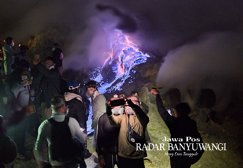 FAVORIT: Wisatawan menikmati keindahan blue fire Gunung Ijen. Pada periode libur Natal tahun ini tercatat 7 ribu orang mengunjungi destinasi tersebut.