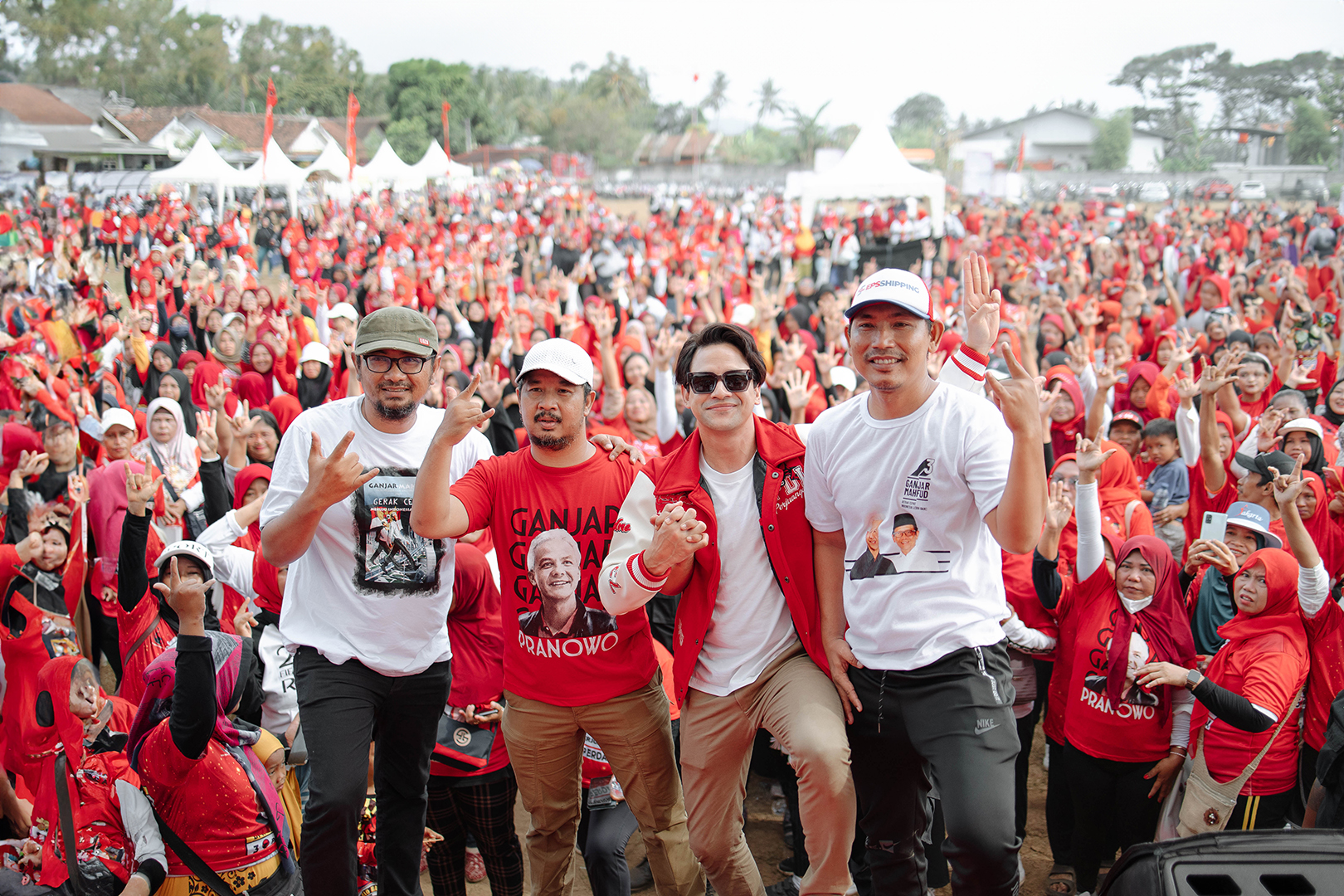 LAUTAN MANUSIA: Lucky Perdana (dua dari kanan) saat menghadiri senam dan jalan sehat bersama 1.500 emak emak di lapangan Diporowo, Dsn Krajan Ketapang, Kecamatan Kalipuro, Minggu (31/12