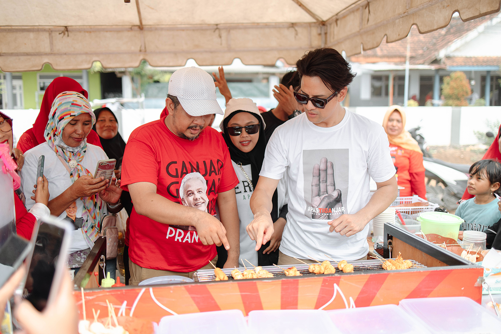 SAPA PEDAGANG: Lucky Perdana (kanan) saat membeli makanan di stand senam dan jalan sehat bersama, Minggu (31/12)