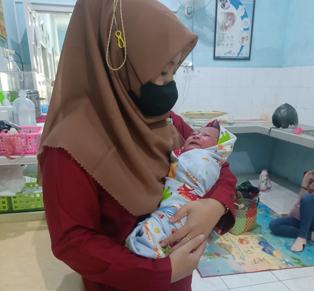 Bayi perempuan dengan berat 2.900 gram yang ditemukan warga Desa Pakel, Kecamatan Licin sempat dirawat petugas Puskesmas Licin, Minggu (31/12)