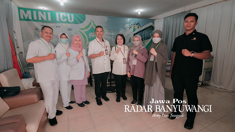 Tenaga medis bertugas di Mini ICU yang didirikan di lokasi kunjungan Presiden Jokowi di Kecamatan Genteng, Banyuwangi, pekan lalu (27/12).