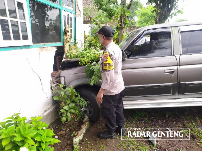 BOLONG: Rumah milik Desi Arisandi di Dusun Sumbergondo, Desa Tulungrejo, Kecamatan Glenmore jebol setelah ditabrak mobil Isuzu Panther yang disopiri Sutrisno, 56, asal Desa Kalibaru Wetan, Glenmore.