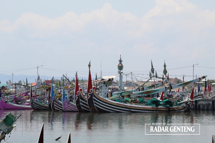 SANDAR: Sejumlah perahu dan kapal nelayan bersandar di Pelabuhan Muncar, Desa Kedungrejo, Kecamatan Muncar Senin (1/1).