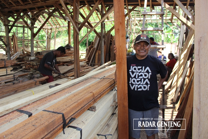 SENANG: Pemilik usaha kayu di Dusun Jenisari, Desa Genteng Kulon, Kecamatan Genteng, Hadi Wiyono di tempat jualan kayunya Jumat (29/12)