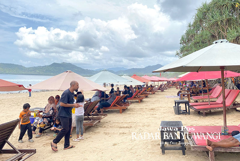 FAVORIT: Pulau Merah menjadi salah satu destinasi yang paling banyak dikunjungi wisatawan pada masa libur Natal 2023 dan Tahun Baru 2024.