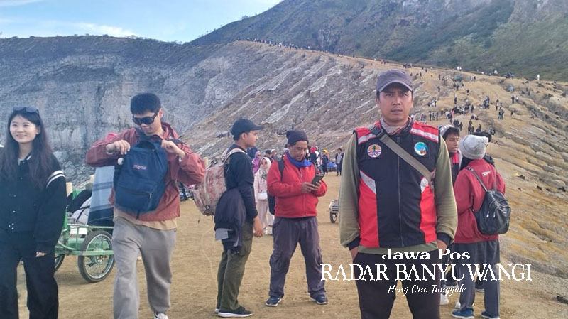 BAKAL DIEVALUASI: Pada libur Natal kemarin jumlah pengunjung TWA Kawah Ijen mencapai 7.612 orang. Setelah libur Nataru pendakian Ijen ditutup sementara mulai Selasa (2/1).