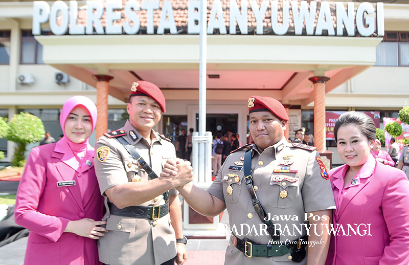 SALAM KOMANDO: Kompol Agus Sobarnapraja (kiri) berjabat tangan dengan kasatreskrim yang baru, Kompol Andrew Vega, usai sertijab di halaman Mapolresta Banyuwangi, Selasa (2/1).